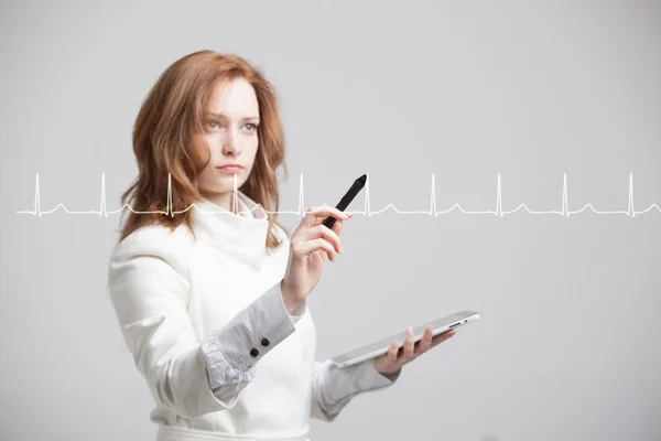 Arts vrouw tekening cardiogram — Stockfoto