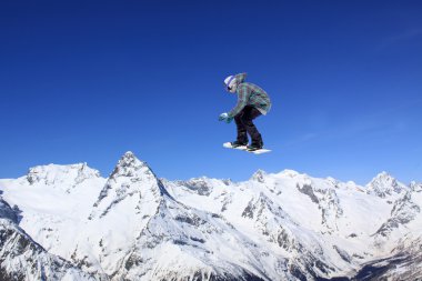 dağlar üzerinde uçan snowboarder
