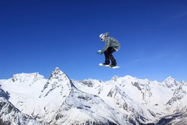 Snowboarder voador em montanhas — Fotografia de Stock