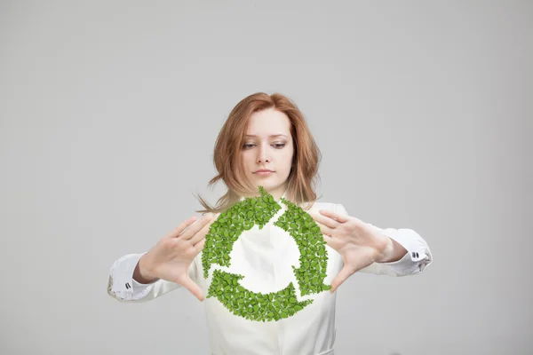 Mujer sosteniendo el símbolo de reciclaje en sus manos —  Fotos de Stock