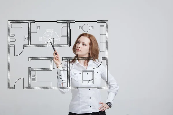 Architecte femme travaillant avec un plan d'appartement virtuel — Photo