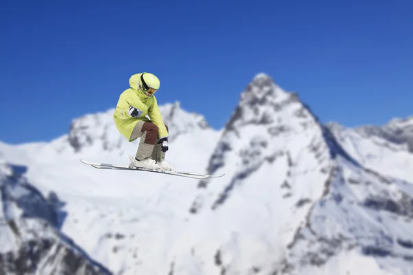 Skieur volant sur les montagnes — Photo