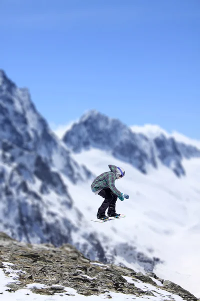 Που φέρουν snowboarder στα βουνά — Φωτογραφία Αρχείου