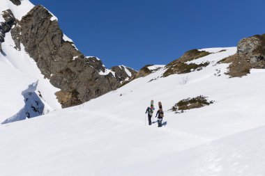 Yokuş yukarı freeride için yürüyüş snowboard