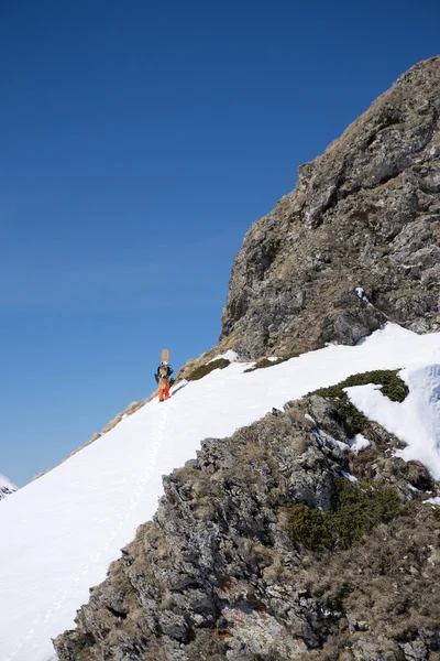 Snowboardista, chůzi do kopce pro freeride — Stock fotografie