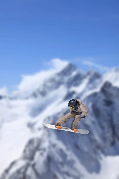 Dağlar üzerinde uçan snowboarder — Stok fotoğraf