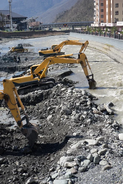 Gravier excavé dans le courant dominant de la rivière — Photo