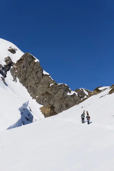 Yokuş yukarı freeride için yürüyüş snowboard — Stok fotoğraf