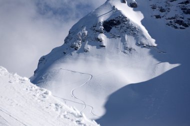 Bir dağ yamacında, freeride derin karda izler