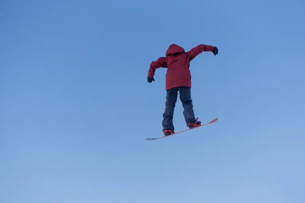Snowboarder hopper i Snow Park - Stock-foto