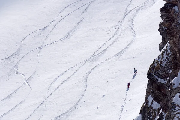 Pistas en una ladera de montaña, freeride en nieve profunda — Foto de Stock