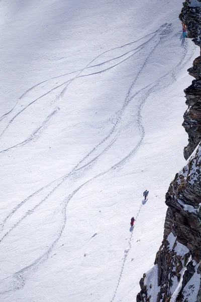 Pistas en una ladera de montaña, freeride en nieve profunda — Foto de Stock
