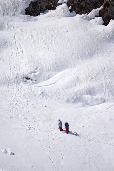 Snowboarders wandelen omhoog voor freeride — Stockfoto