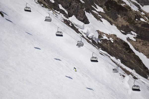 Stoeltjeslift op een ski-oord — Stockfoto