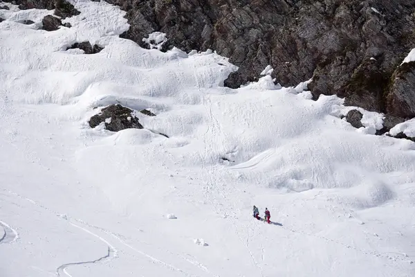 Snowboarders caminando cuesta arriba para freeride —  Fotos de Stock