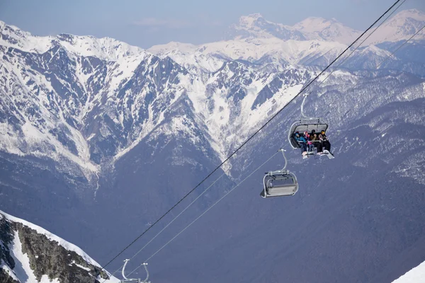 Skifahrer und Snowboarder am Skilift — Stockfoto