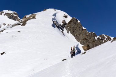 Yokuş yukarı freeride için yürüyüş snowboard