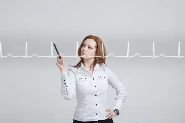 Γυναίκα γιατρός σχεδίασης καρδιογράφημα — Φωτογραφία Αρχείου