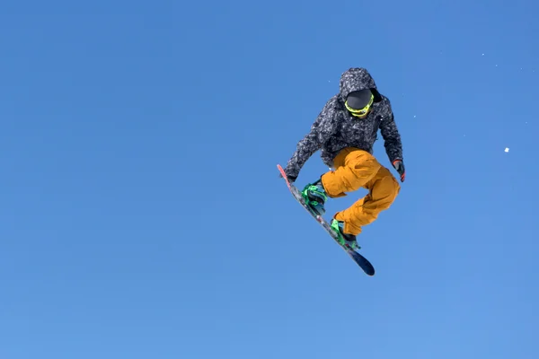 Прыжки на сноуборде в Снежном парке — стоковое фото