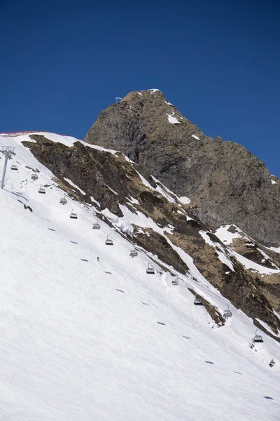 Stoeltjeslift op een ski-oord — Stockfoto