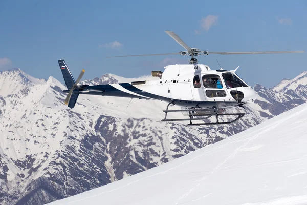 Weißer Rettungshubschrauber in den Bergen — Stockfoto