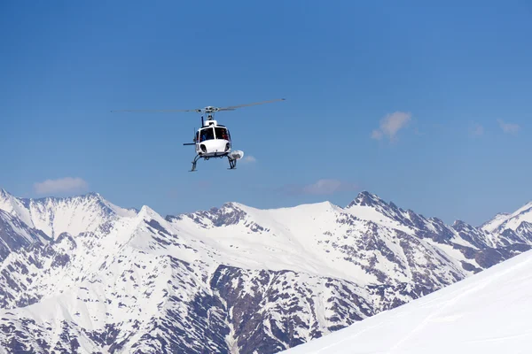 Witte rescue helikopter in de bergen — Stockfoto