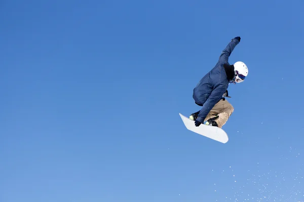 Snowboarder salta em Snow Park — Fotografia de Stock