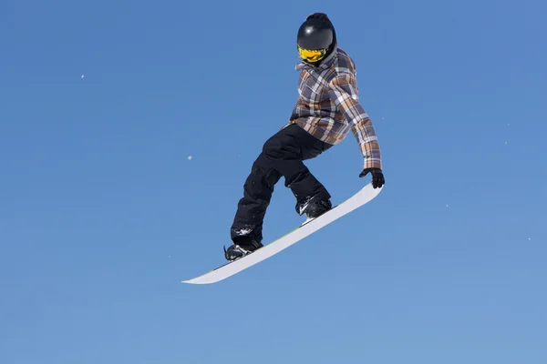 Snowboarder saute dans Snow Park — Photo