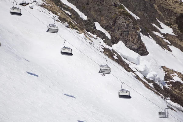 Chairlift üzerine bir kayak merkezi — Stok fotoğraf