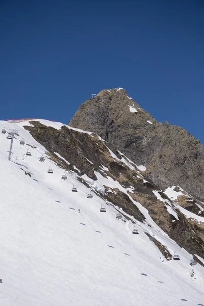 Stoeltjeslift op een ski-oord — Stockfoto