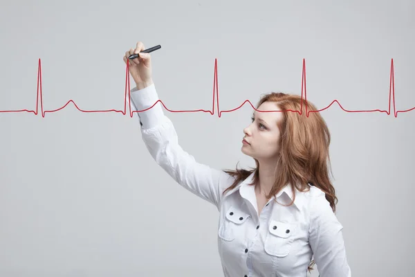 Лікар жінка малює кардіограму — стокове фото