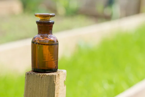 Kleine braune Flasche und Gras — Stockfoto