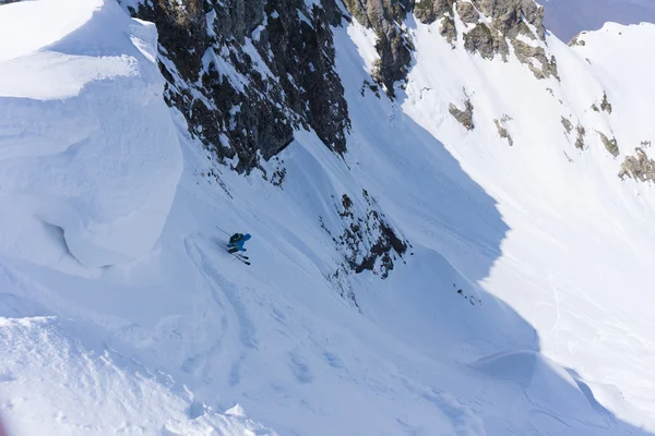 Sciatore in polvere profonda, freeride estremo — Foto Stock