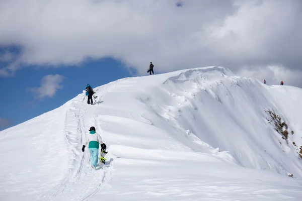 Snowboarders caminhando subida para freeride — Fotografia de Stock