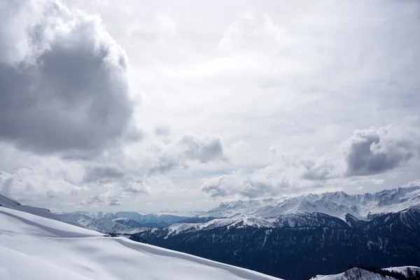 Nuvoloso paesaggio montano di Krasnaya Polyana, Russia — Foto Stock