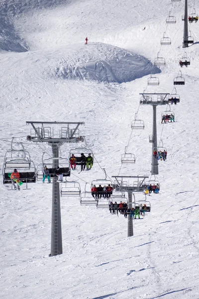 Stollift i en skidort Krasnaya Polyana. Ryssland — Stockfoto