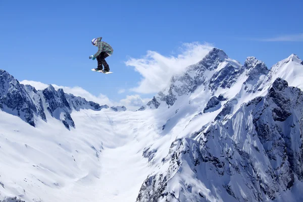 Létající snowboardista na horách — Stock fotografie