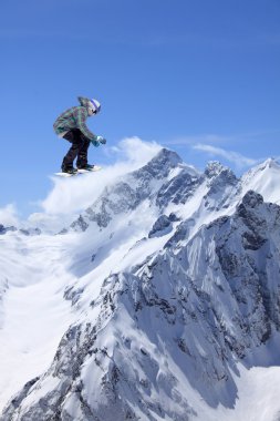 dağlar üzerinde uçan snowboarder