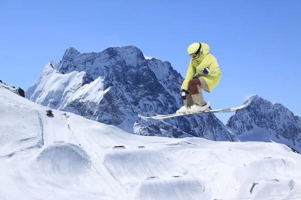 Flying skier on mountains — Stock Photo, Image