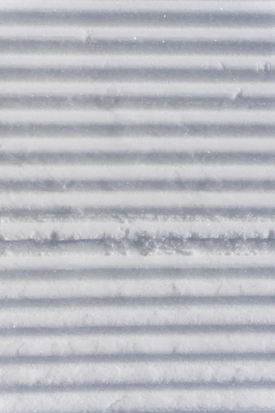 Piste di neve fresca su una pista da sci — Foto Stock