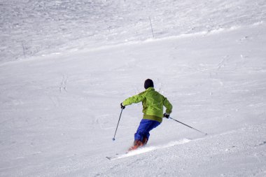 Kayakçı Kayak pist üzerinde