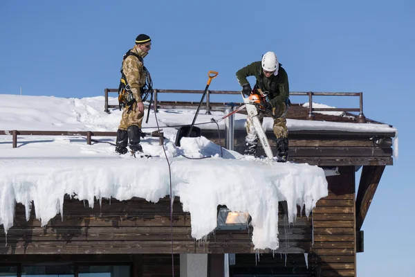 Sotschi, Russland - 22. Januar 2015: Industriekletterer entfernen Schnee und Eiszapfen vom Dach — Stockfoto