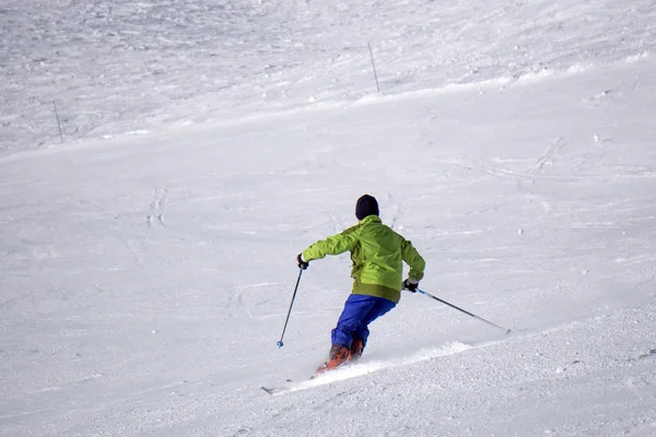 Esqui na pista de esqui — Fotografia de Stock