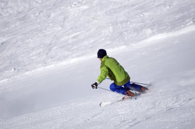 Kayakçı Kayak pist üzerinde