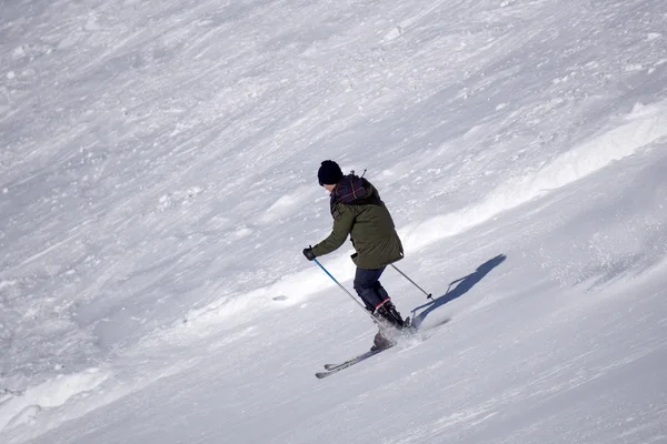 Skieur sur la piste de ski — Photo