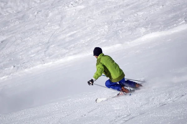 Skiër op de skipiste Stockfoto