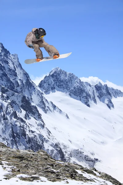 Dağlar üzerinde uçan snowboarder — Stok fotoğraf