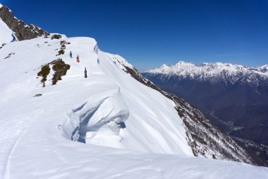 Yokuş yukarı freeride için yürüyüş snowboard