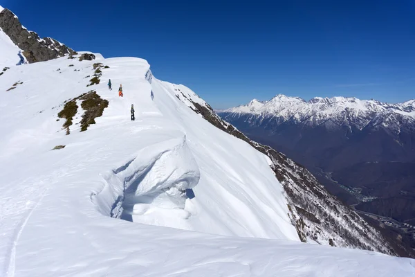 Сноубордисты идут в гору за фрирайдом — стоковое фото