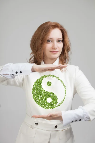 Młoda kobieta trzymając ying yang symbol — Zdjęcie stockowe
